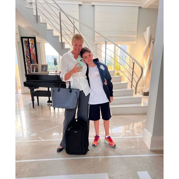 Ana Hickmann e Alexandre Correa moravam na mansão com o filho, Alezinho