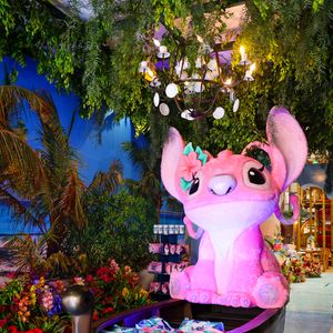 Convidados da festa da filha de Ticiane Pinheiro e César Tralli puderam pegar lembrancinhas em barco