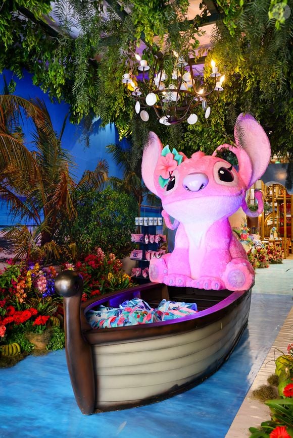 Convidados da festa da filha de Ticiane Pinheiro e César Tralli puderam pegar lembrancinhas em barco