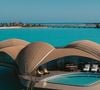 O resort fica a cerca de 26 quilômetros do continente e só é acessível por barco ou hidroavião