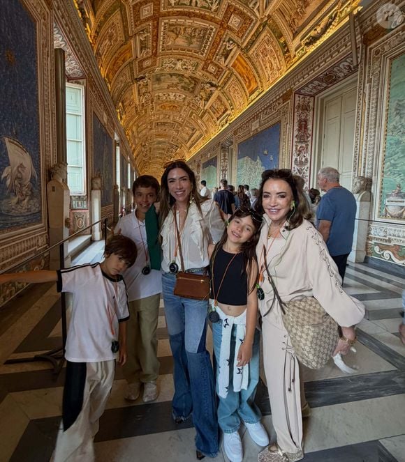 A viagem de Patricia Abravanel à Itália chamou a atenção dos seguidores também pela ausência da aliança de casamento. Segundo o Alô Alô Bahia, a apresentadora viajou com os filhos e a mãe, enquanto o marido, Fabio Faria, não estava com o grupo