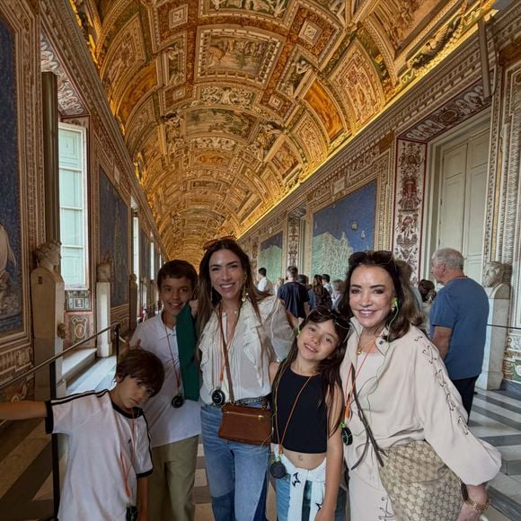 A viagem de Patricia Abravanel à Itália chamou a atenção dos seguidores também pela ausência da aliança de casamento. Segundo o Alô Alô Bahia, a apresentadora viajou com os filhos e a mãe, enquanto o marido, Fabio Faria, não estava com o grupo