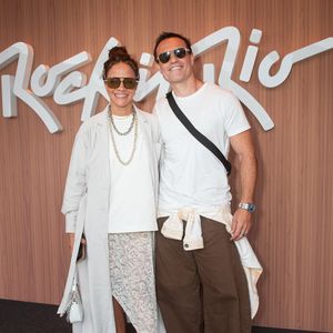 Aline Borges e Alex Nader harmonizam produções em tons neutros e propostas contemporâneas. Aline combina trench coat leve em tom pastel sobre blusa branca e saia assimétrica em renda, arrematada por tênis esportivo; Alex aposta em camiseta branca básica, calça terrosa ampla, jaqueta amarrada na cintura e óculos escuros