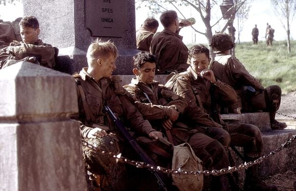 Ambientada em meio à Segunda Guerra Mundial, a produção mostra a trajetória da equipe ao longo de vários acontecimento importantes do conflito