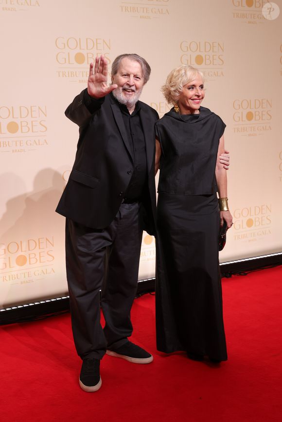 Daniel Filho surgiu com barba grisalha e cabelos maiores na primeira edição do Golden Globes Brasil ao lado da mulher, Olivia Byington