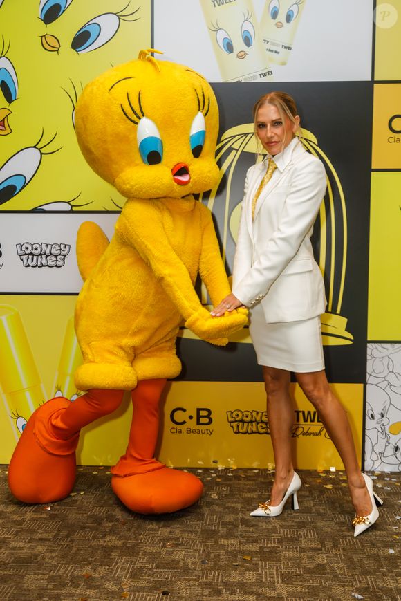 Deborah Secco posa com o Piu-Piu e reforça aposta em visual alinhado ao conceito da collab beauty