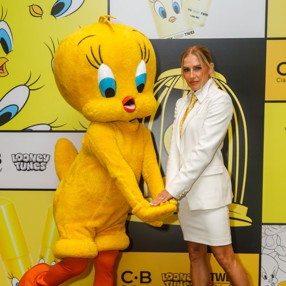 Deborah Secco posa com o Piu-Piu e reforça aposta em visual alinhado ao conceito da collab beauty