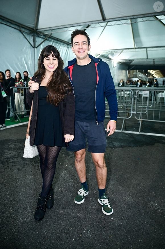 Alessandro Jodar, jornalista da Globo, ignorou o frio e foi de bermuda ao The Town 2025