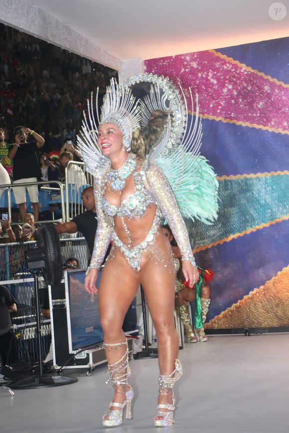 Fantasia de Paolla Oliveira era rica em detalhes e tinha elementos de LED