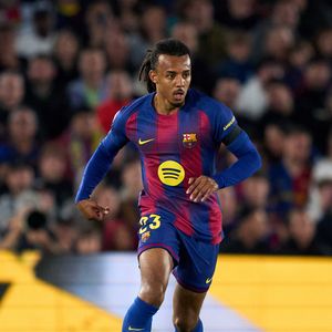 Jules Koundé é um jogador de futebol francês conhecido por sua velocidade e versatilidade tática, atuando principalmente como lateral-direito ou zagueiro. Na Copa do Mundo 2026, ele defende a Seleção Francesa, vestindo a camisa número 5, e atualmente joga pelo clube espanhol FC Barcelona