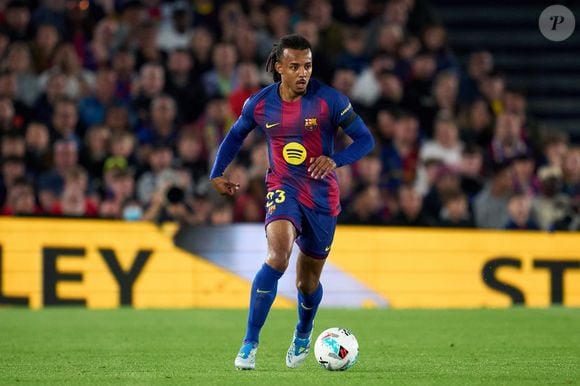 Jules Koundé é um jogador de futebol francês conhecido por sua velocidade e versatilidade tática, atuando principalmente como lateral-direito ou zagueiro. Na Copa do Mundo 2026, ele defende a Seleção Francesa, vestindo a camisa número 5, e atualmente joga pelo clube espanhol FC Barcelona