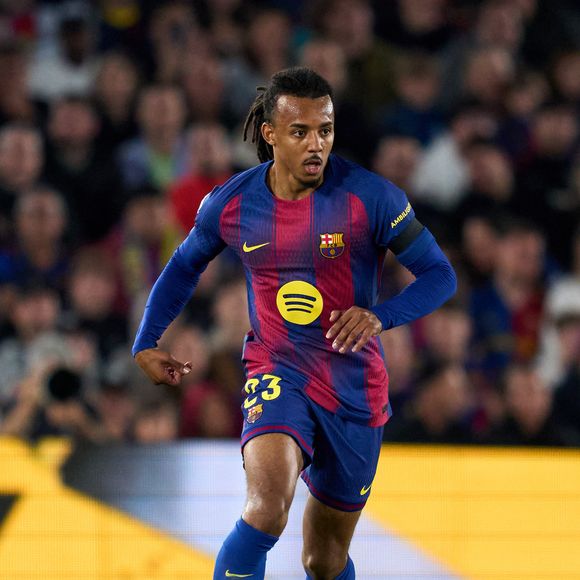 Jules Koundé é um jogador de futebol francês conhecido por sua velocidade e versatilidade tática, atuando principalmente como lateral-direito ou zagueiro. Na Copa do Mundo 2026, ele defende a Seleção Francesa, vestindo a camisa número 5, e atualmente joga pelo clube espanhol FC Barcelona