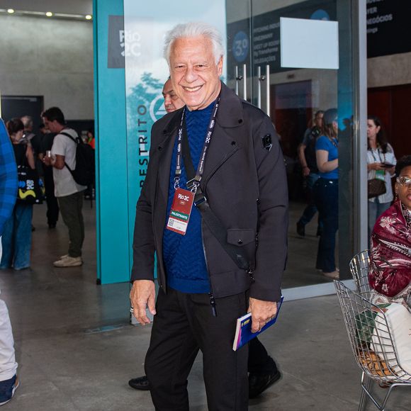 O visual  de Antônio Fagundes na Rio2C ganha força e peso urbano com a escolha de calça reta escura e coturnos de couro, redefinindo o estilo de escritório tradicional