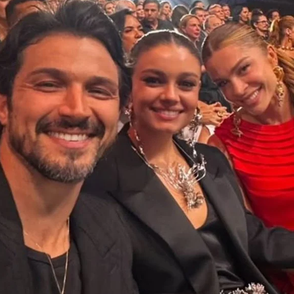 Romulo Estrela, Sophie Charlotte e Grazi Massafera, os protagonistas de 'Três Graças', sentaram lado a lado no show de 60 anos da Globo