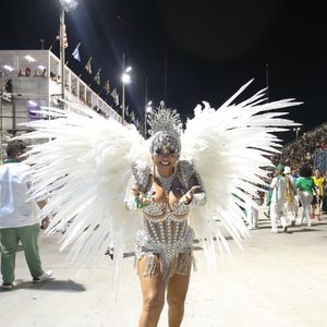 Darlin Ferrattry seria rainha de bateria da Inocentes de Belford Roxo - na foto, mãe de Lexa no desfile da Império Serrano em 2024