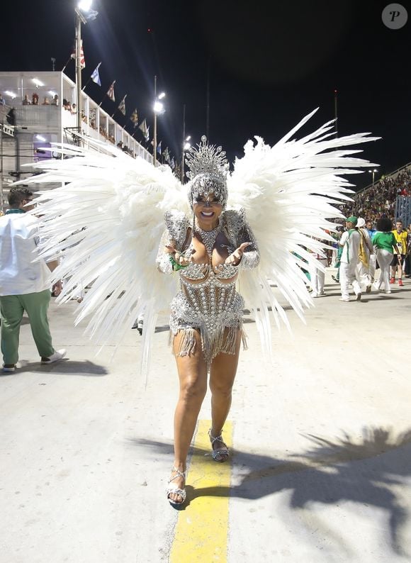 Darlin Ferrattry seria rainha de bateria da Inocentes de Belford Roxo - na foto, mãe de Lexa no desfile da Império Serrano em 2024