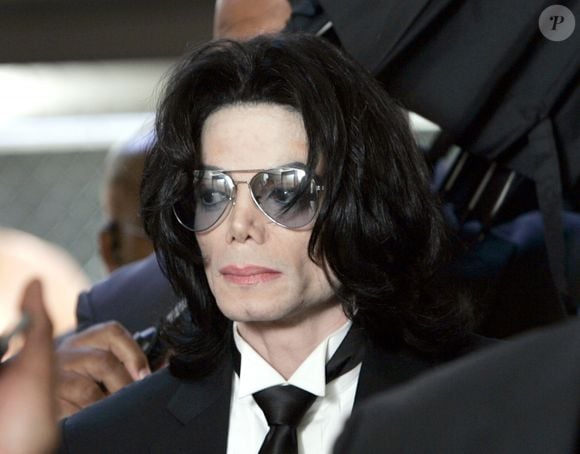 Segundo a filha de Elvis Presley, Michael Jackson contou para ela que seria virgem antes do relacionamento. De acordo com o cantor, ele só teria dado beijos em suas ex-namoradas