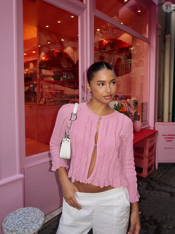 O estilo 'coquette' aposta em uma estética romântica e feminina, marcada por saias e vestidos delicados, tule, peças plissadas, corsets e modelagens ajustadas. A proposta valoriza referências que remetem à delicadeza e ao romantismo, criando produções elegantes com um toque europeu