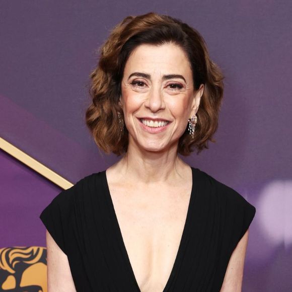 Fernanda Torres brilha no tapete vermelho do BAFTA com vestido exclusivo, mas derrota na premiação causa polêmica