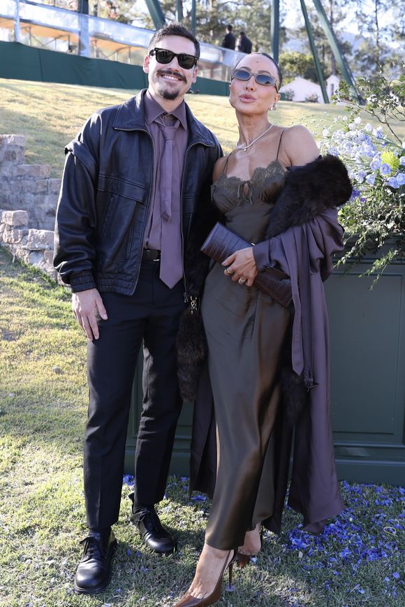 Casamento de Giovanna Lancellotti e Gabriel David: Sabrina Sato apostou em um vestido verde oliva escuro super elegante