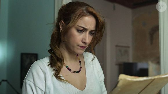 ‘Meia Noite no Hotel Pera Palace’: a jornalista turca está hospedada lá quando descobre, por acaso, que um dos quartos é um portal para viajar no tempo.