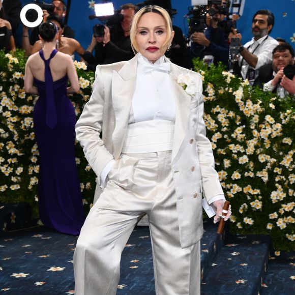 Madonna retorna ao Met Gala 2025 após 7 anos de ausência, arrasando com look Tom Ford e atitude provocadora