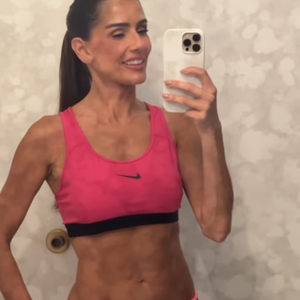 Deborah Secco revelou em suas redes sociais que tem treinado durante a viagem, apesar de não estar fazendo dieta