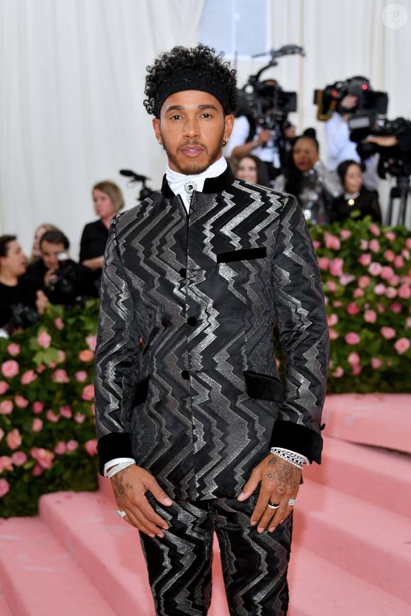No MET Gala, Lewis Hamilton deixou seu cabelo todo natural à mostra e ganhou elogios