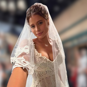 Agrado Garcia (Isadora Cruz) também entra na tendência dos vestidos de inspiração romântica em “Coração Acelerado”, da TV Globo, usando um modelo de noiva de crochê da marca Thear, responsável pelo design da peça