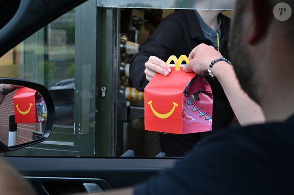 O McDonald's lançou uma promoção no Japão onde consumidores ganham uma carta limitada de Pokémon na compra de um McLanche Feliz