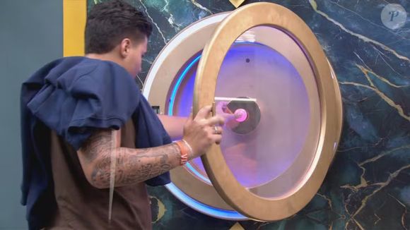 Pedro apertou o botão para sair do 'BBB 26' logo depois de tentar beijar Jordana