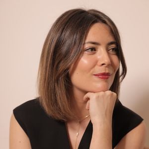 É evidente que o cabelo fino tem necessidades específicas, e um problema comum é a perda de volume na raiz, enquanto o comprimento permanece frisado. Portanto, buscar cabelos mais volumosos não significa negligenciar a hidratação.
