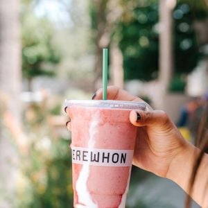 Hailey Bieber transforma smoothie de morango em hit de R$ 100 nos Estados Unidos