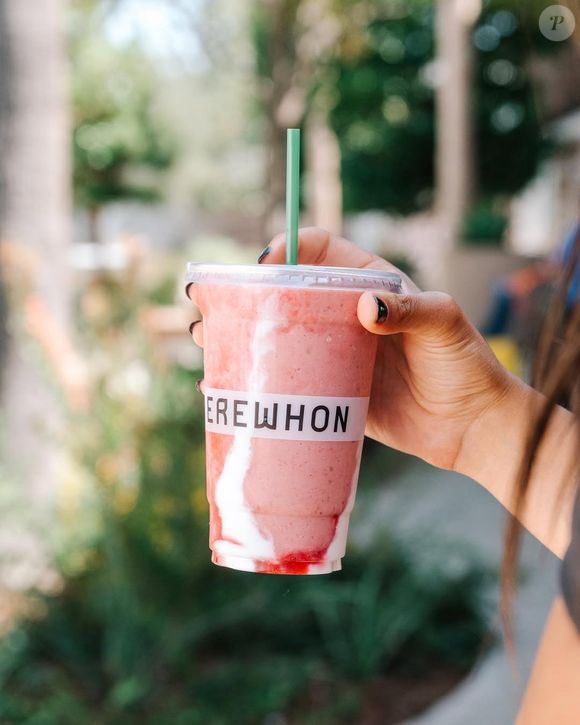 Hailey Bieber transforma smoothie de morango em hit de R$ 100 nos Estados Unidos