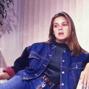 Adriana Esteves em 1990: atriz teve um papel com ainda mais peso em Meu Bem, Meu Mal, também na TV Globo. Esteves viveu Patrícia Melo, uma jovem destemida e cheia de encantos que queria se vingar de Ricardo Miranda (José Mayer) por ter destruído financeiramente sua família. Ao longo da trama, a personagem acaba se apaixonando por ele