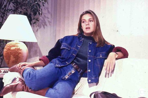 Adriana Esteves em 1990: atriz teve um papel com ainda mais peso em Meu Bem, Meu Mal, também na TV Globo. Esteves viveu Patrícia Melo, uma jovem destemida e cheia de encantos que queria se vingar de Ricardo Miranda (José Mayer) por ter destruído financeiramente sua família. Ao longo da trama, a personagem acaba se apaixonando por ele