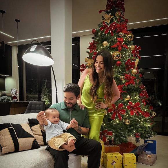 Yudi Tamashiro é a cantora gospel e influenciadora Mila Braga curtem o primeiro Natal com Davi Yudi