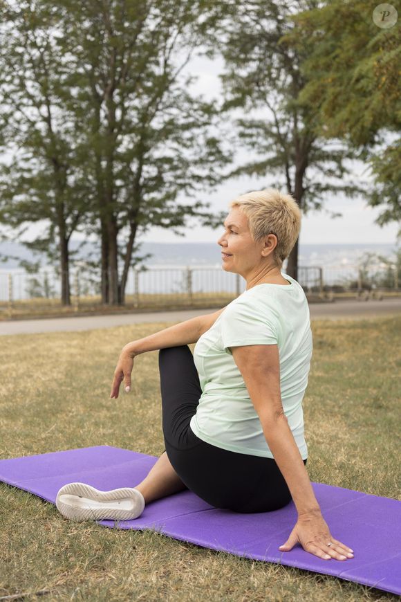 "O Yoga contribui para a redução de dores articulares, melhorando a força, o equilíbrio e a mobilidade, fatores que são essenciais para ter um envelhecimento saudável", garante a especialista em Geriatria e Gerontologia Júlia Godoy