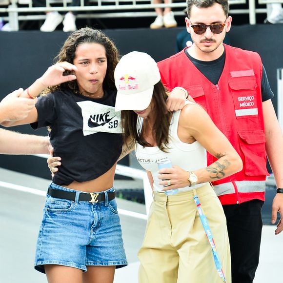 Rayssa Leal foi amparada por Letícia Bufoni, recordista de medalhas no esporte, e chorou bastante