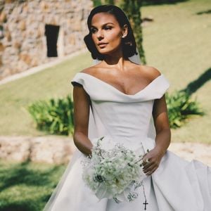 Isis Valverde encantou a web com o vestido de noiva
