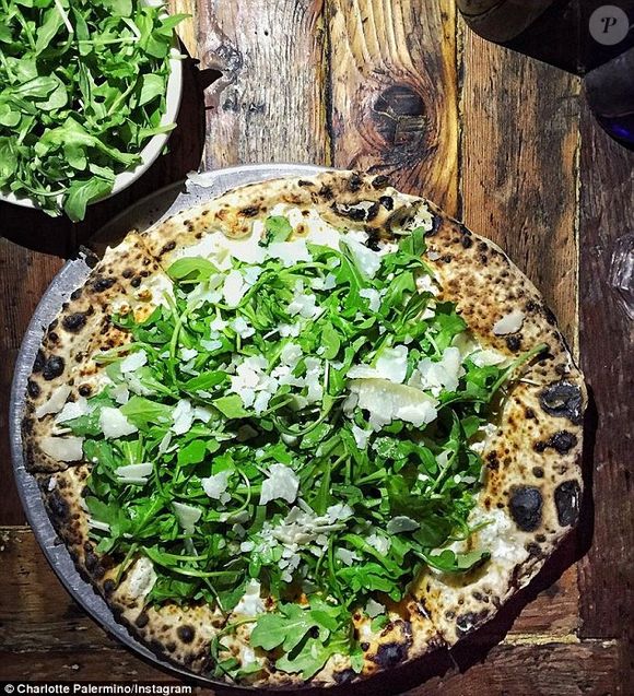 Charlotte Palermino precisou improvisar pizzas mais saudáveis, como esta de rúcula