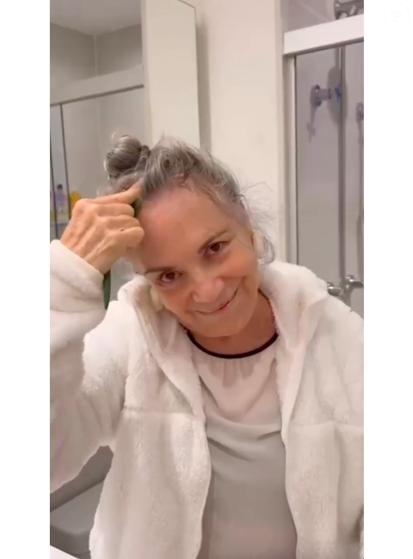 "Aqui eu mostro como faço para evitar o avanço da calvície às vésperas dos meus 80!", escreveu Regina Duarte na legenda do vídeo