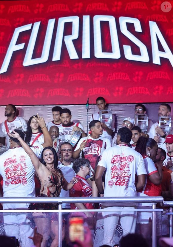 Viviane Araújo se jogou no samba durante a madrugada na quadra do Salgueiro. Com as pernas à mostra e um look de pedrarias, a atriz acompanhou a energia da Furiosa e mostrou por que é um dos grandes nomes do Carnaval carioca