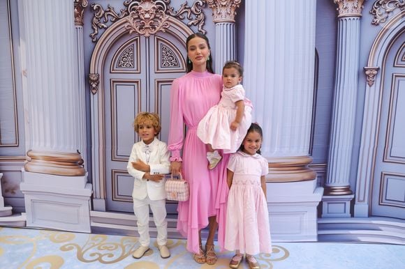 Biah Rodrigues posou com 3 dos 4 filha que tem com Sorocaba na festa da filha de Zezé Di Camargo e Graciele Lacerda