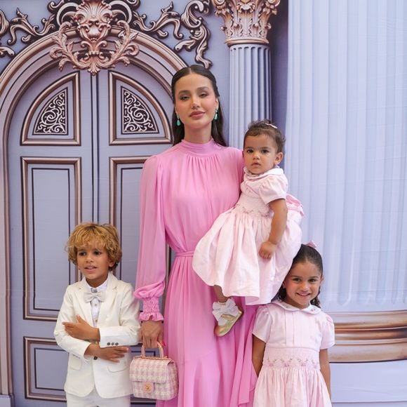 Biah Rodrigues posou com 3 dos 4 filha que tem com Sorocaba na festa da filha de Zezé Di Camargo e Graciele Lacerda