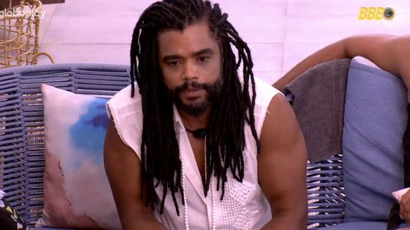 Diogo fez 'cara de sofrido' ao se sentar entre participantes, como Aline, na área externa do 'BBB 25'