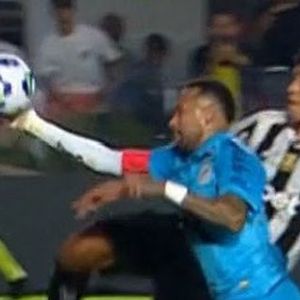 Neymar foi detonado na web após seu gol de mão