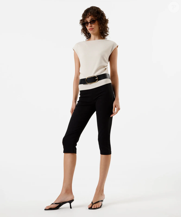 A calça capri da C&A aposta na modelagem clássica com cintura alta e viscose, perfeita para quem quer aderir à tendência eternizada por Audrey Hepburn e retomada por Beyoncé e Rihanna