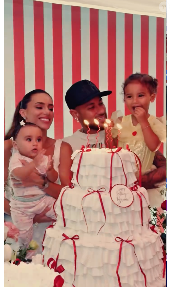 Bruna Biancardi comemorou seu aniversário com uma festa intimista e 'soprou as velinhas' ao lado de Neymar e das filhas
