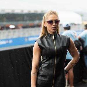 Virgínia surge com look all-black e bolsa de quase R$ 20 mil em evento